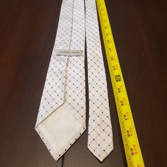 Geoffrey Beene 100% Silk Tie - Picture 5 of 6